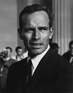 Un homme en costume noir