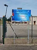 Entrée parking du bloc technique où se trouve la tour de contrôle de Vichy-Charmeil en 2019