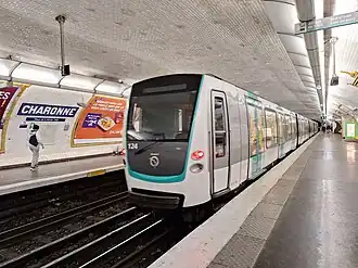 Départ d'une rame MF 01 en direction de Pont de Sèvres.