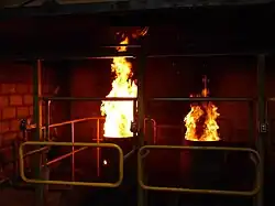 Photographie de fûts enflammés en cours de brûlage