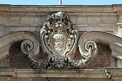 Détail des armoiries, côté cour