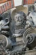 Buste d'Henri IV, en couronnement de la porte d'axe.