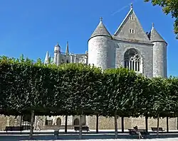 Le chevet plat de la chapelle et son vitrail maître.