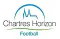 Contour en bleu clair de la cathédrale de Chartres avec un arc de cercle au-dessus, « Chartres Horizon Football » inscrit en dessous.