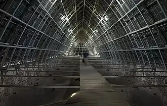 La charpente de fer supportant le toit.