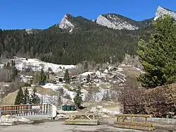 Vue sur quelques chalets et le Grand Som.