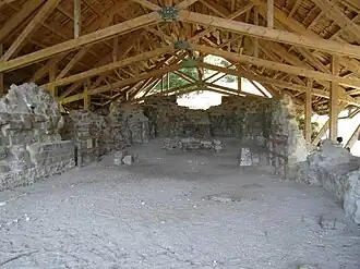 Ruines de l'église cartusienne sous le toit de protection installé par le Conseil départemental de l'Isère (été 2017)