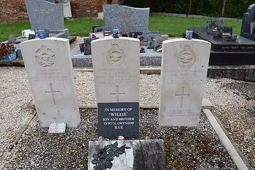 Tombes de trois pilotes britanniques tombés le 19 juin 1944.