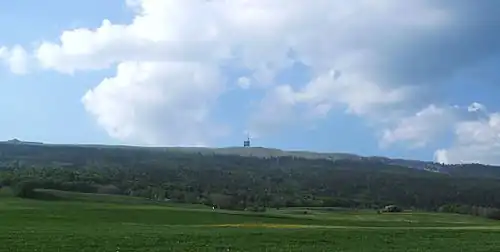 Versant sud du Chasseral, avec l'antenne de télécommunication au centre.