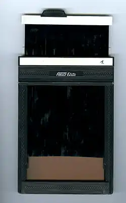 Un châssis 4&nbsp;×&nbsp;5&nbsp;" entrouvert montrant une partie du plan-film.