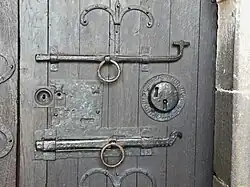 Les serrures du portail sud.