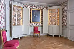 Vaisselier d’angle à Versailles.