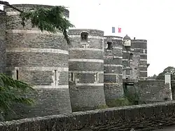 Tours de l'enceinte, côté porte de Ville.