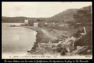 Carte postale noir et blanc. Longue plage avec bâtisse au fond.