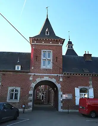 Tour-porche du Château d'Awans.