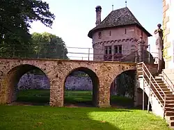Pont d'accès au château franchissant les douves sèches du château