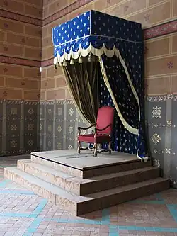 Baldaquin avec des fleurs de lys dans la salle des États du château de Blois.