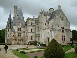 Haute toiture avec double lucarne du château de Fontaine-Henry