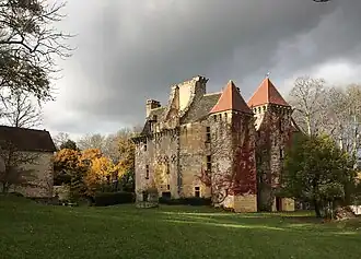 La façade sud et les tours est.