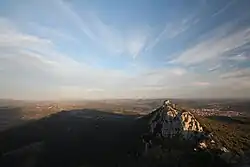 Le château est situé sur un éperon rocheux qui domine la garrigue.