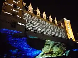 Photographie en couleur d'un château illuminé.