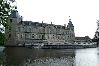 La façade nord, l’escalier monumental et la terrasse.