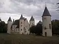 Château et pigeonnier du XIXe&nbsp;siècle au premier plan.