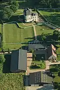 Le château et ses communs, vue aérienne.