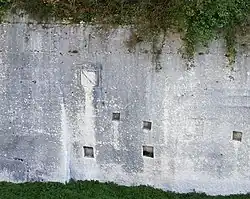 Blasons gravés dans les douves.