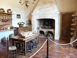 La cuisine du château, pièce rustique ornée de tomettes.