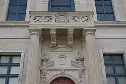 Colonnes doriques au château d'Ancy-le-Franc (XVIe&nbsp;siècle).