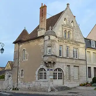 Maison du XVIe&nbsp;siècle à l'angle de la rue de la Cuirasserie et de la rue des Huileries.