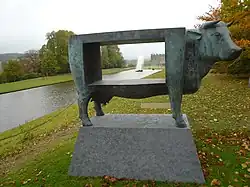 La Vache Paysage exposée en 2007 pour une vente de sculptures monumentales de Sotheby's Beyond Limits à Chatsworth Gardens.