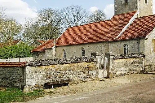 Mur d'enclos avec les pierres gravées de chaque côté.
