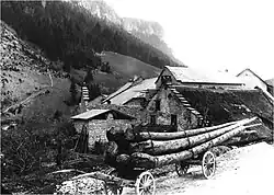 Hameau en voie d'abandon. Pignons à redents avec lauzes et couves. Une couverture est en chaume. 1890.