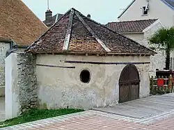 L'ancien ossuaire, derrière l'église.