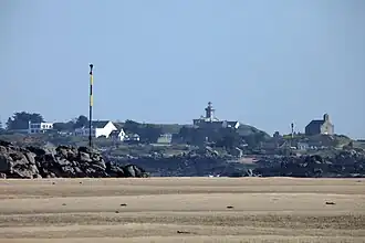 La Grande Île de Chausey vue du sound avec la chapelle Notre-Dame-des-Victoires à droite.