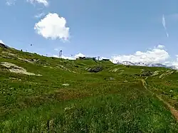 Vue estivale depuis le nord de la gare intermédiaire avec le premier tronçon sur la droite et le second sur la gauche.