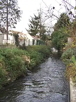 Le ru de Gally à l'entrée dans le village.