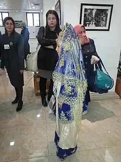 Une petite fille en chedda.