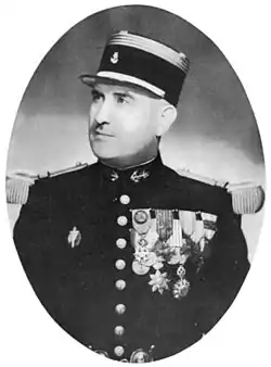 Le chef de bataillon Amédée Fabre, commandant le 2e&nbsp;BMC, dont il porte l'insigne sur la poitrine droite.