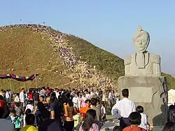 Cheiraoba est le nouvel an manipuri, il a lieu tous les ans au printemps lors de la première pleine lune du mois de Sajibu (mars/avril). La tradition veut que les gens le célébrant montent jusqu'au sommet d'une colline afin d'avoir une année prospère.