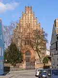 Façade de l'église Saints-Pierre-et-Paul de Chełmno, Pologne, typique du gothique de brique.