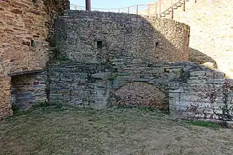 Vestiges d'une cheminée dans la haute-cour.