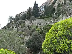 Le chemin de Nietzsche au départ d'Èze, avec le village sur la droite.