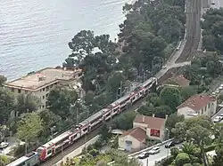 La gare d'Èze-sur-mer vue depuis le chemin de Nietzsche.