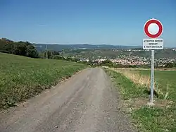 Panneau B0 avec panonceau M9z redondant «&nbsp;attention danger interdit à tout véhicules&nbsp;» (sic).
