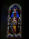 Le vitrail représentant la Vierge Marie et Jésus enfant.