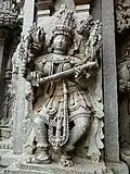 Saraswati avec livre et instrument de musique