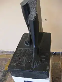 Pied en marbre noir de Thoutmôsis&nbsp;Ier, découvert en 1848 à Cherchell en Algérie, conservé au Musée public national de Cherchell.